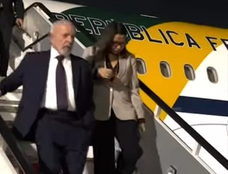 Lula desembarca em Brasília depois de avião ter defeito no México