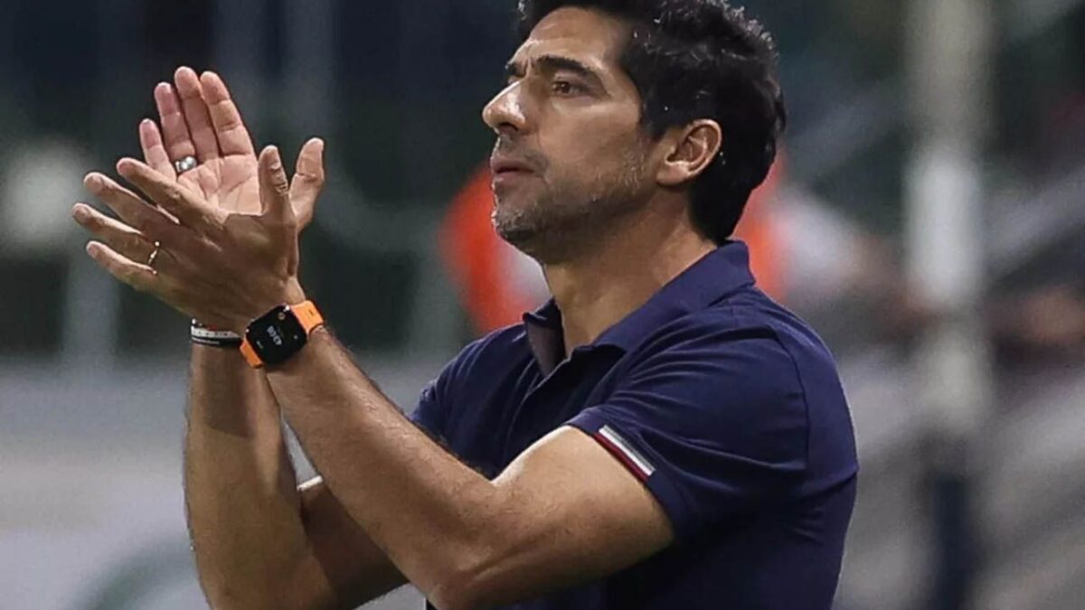 Imagem da noticia Abel elogia estreia de Arias e manda recado à torcida do Palmeiras