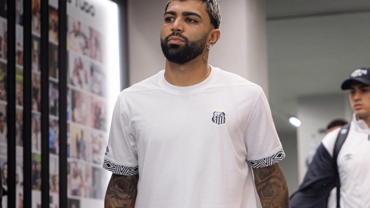 Imagem da noticia Gabigol não entra em campo por decisão técnica e chama atenção no Santos