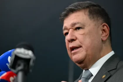 Senador Carlos Viana durante articulação sobre a prorrogação da CPMI do INSS.