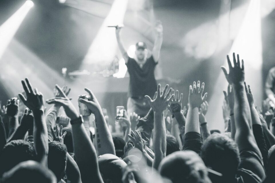 Pessoa registra prova para simular presença em eventos durante um show