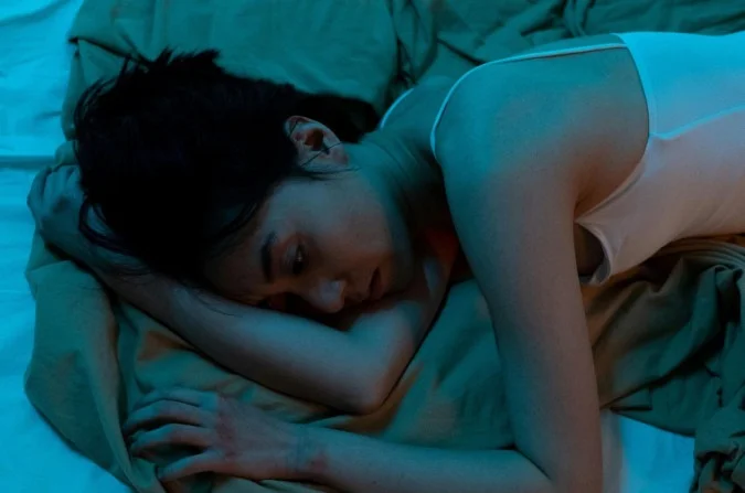 Pessoa dormindo em cena que remete a sonhar que está sendo perseguido