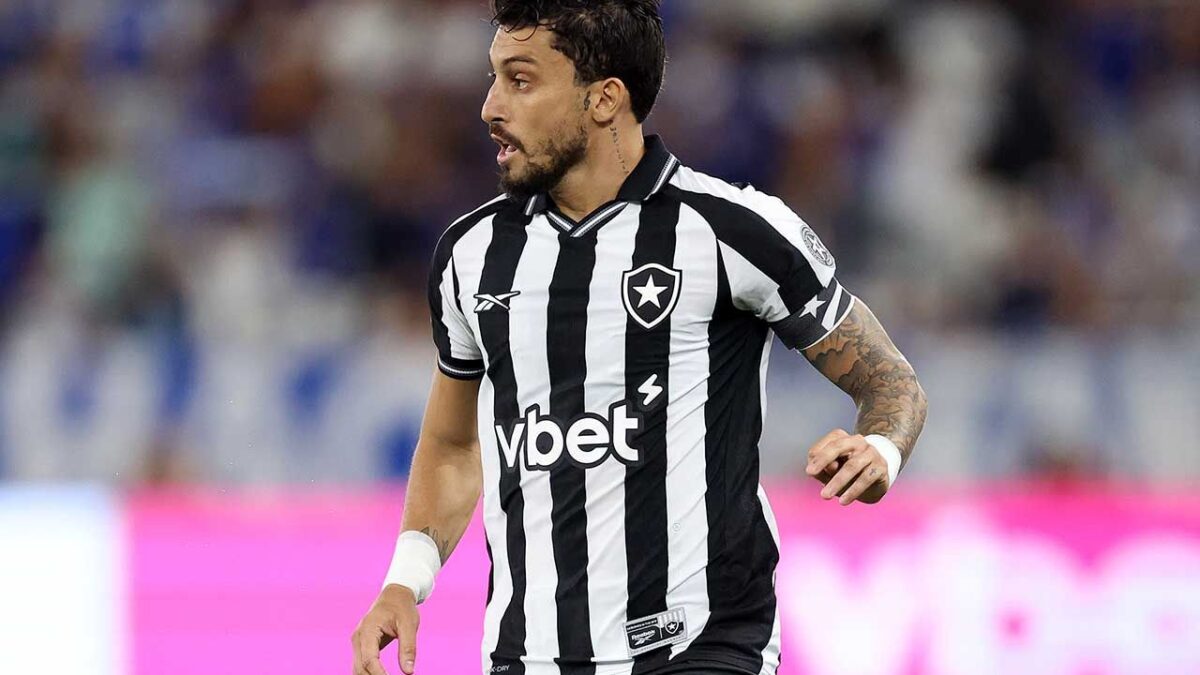 Imagem da noticia Alex Telles desabafa após queda do Botafogo na Libertadores