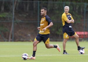 Imagem da noticia Alisson posta indireta após demissão de Crespo: "Caráter nunca se negocia"