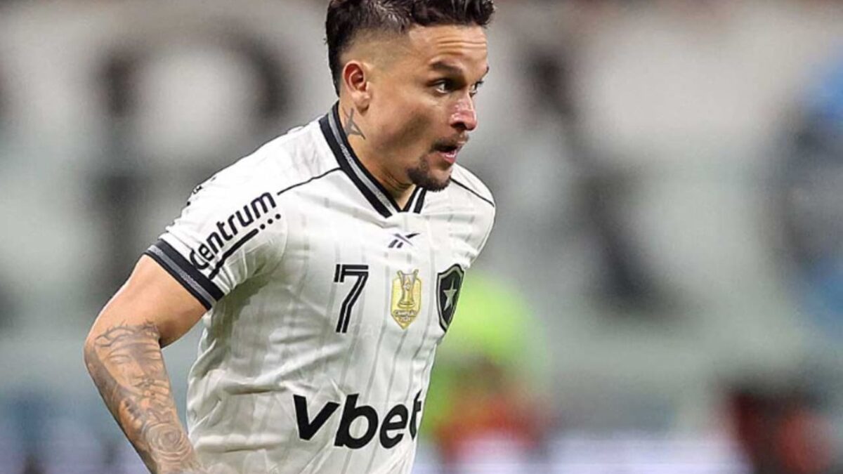 Imagem da noticia Artur comemora acerto com São Paulo: 'Uma das camisas mais pesadas do mundo"