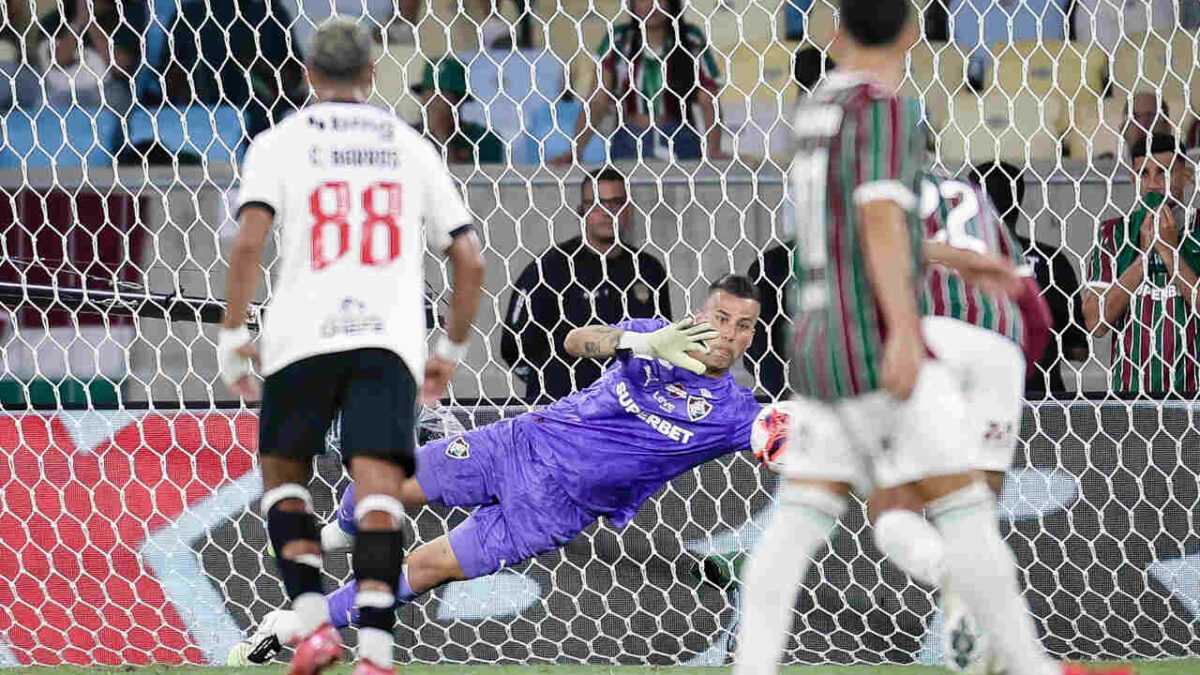 Imagem da noticia Fábio entra no top 10 de goleiros com mais pênaltis defendidos pelo Fluminense