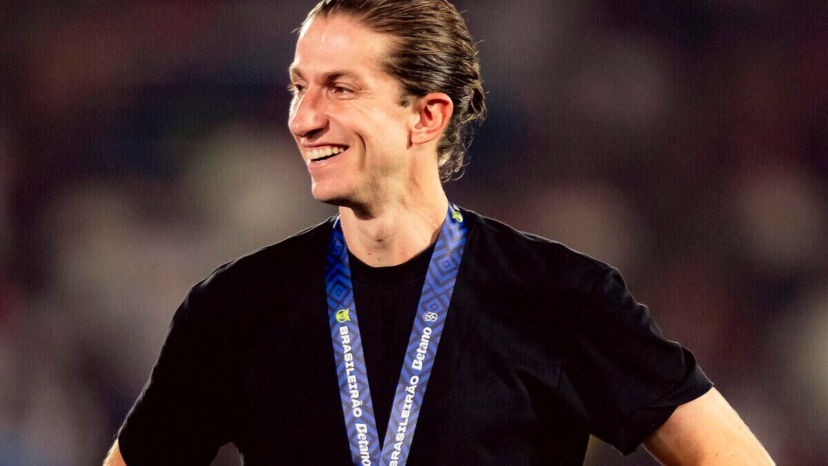 Imagem da noticia Filipe Luís se despede do Flamengo após demissão: "Saio de cabeça erguida"