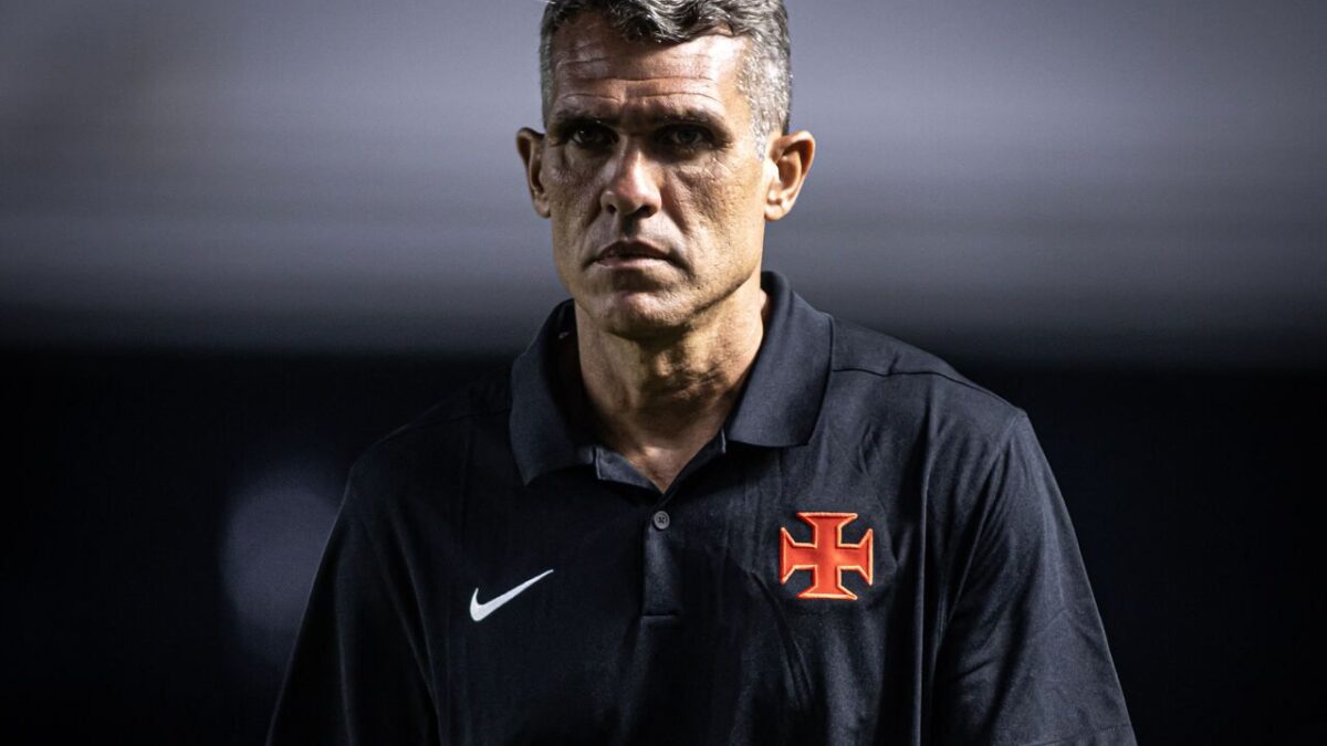 Imagem da noticia Interino aponta estratégia do Vasco e defende Brenner após eliminação