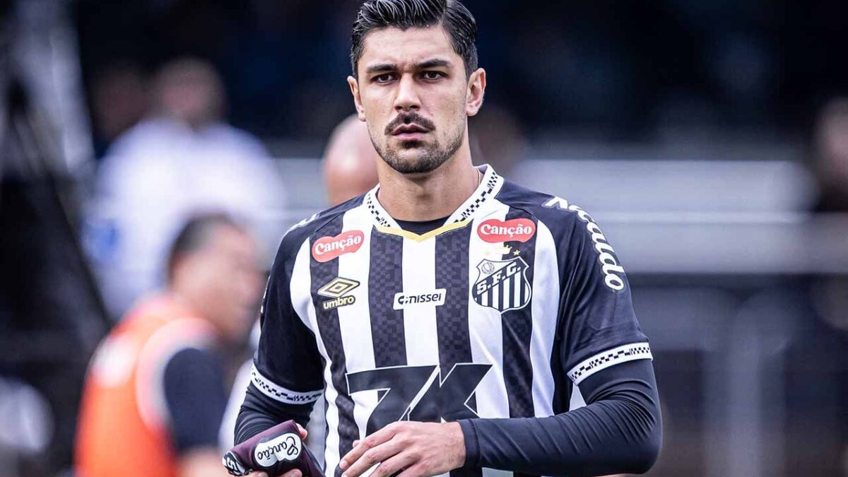 Imagem da noticia Santos acerta a rescisão de contrato com o zagueiro João Basso