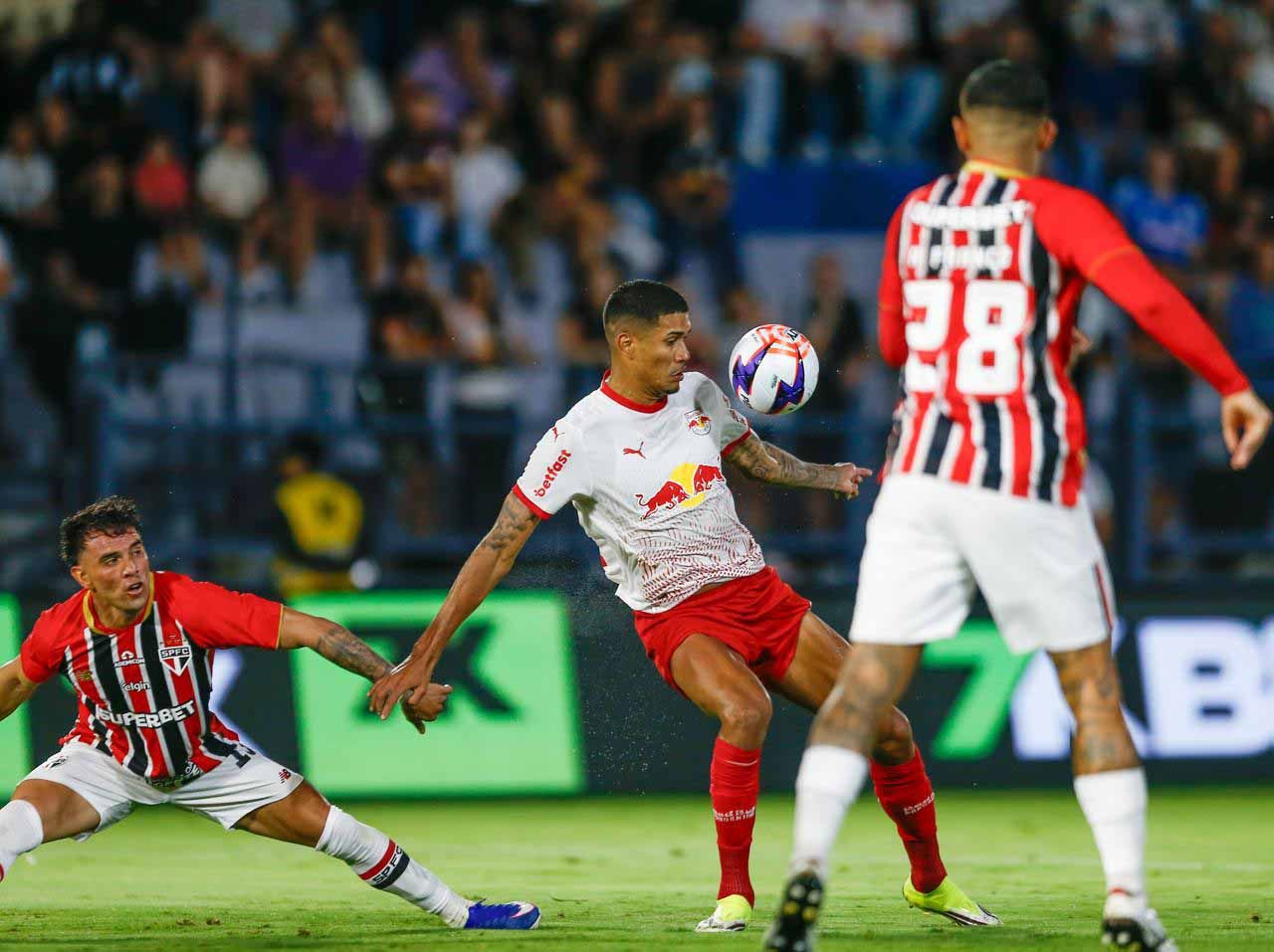 Alan Franco em ação contra o Massa Bruta – Foto: Ari Ferreira/Red Bull Bragantino