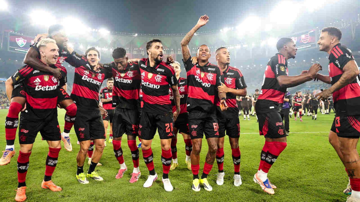 Imagem da noticia Torcedores do Flamengo gritam nome de Filipe Luís durante entrega do troféu