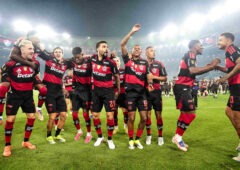 Imagem da noticia Torcedores do Flamengo gritam nome de Filipe Luís durante entrega do troféu