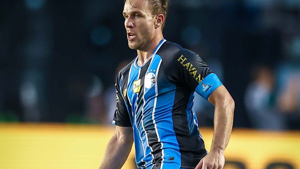 Imagem da noticia Arthur admite retorno precoce de lesão e frisa complexidade de renovação com o Grêmio