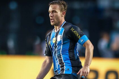 Imagem da noticia Arthur admite retorno precoce de lesão e frisa complexidade de renovação com o Grêmio