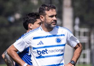 Imagem da noticia Artur Jorge completa um mês no Cruzeiro com evolução e números positivos