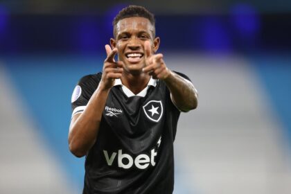 Imagem da noticia Botafogo marca nos acréscimos e vence o Racing pela Sul-Americana