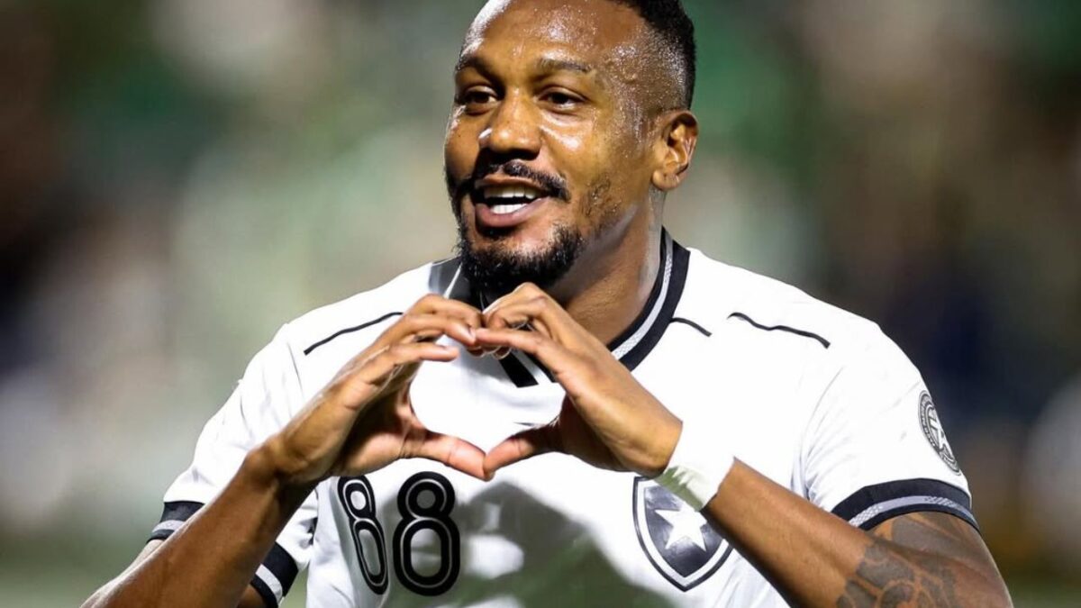 Imagem da noticia Botafogo resolve jogo em 20 minutos e vence Chapecoense