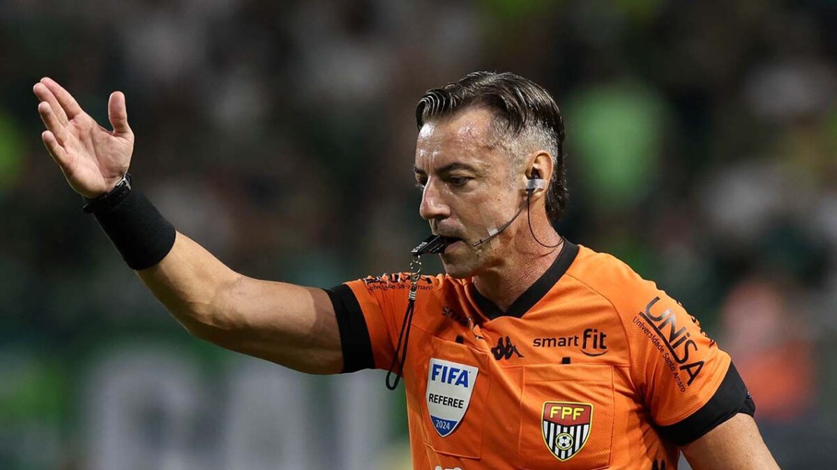 Imagem da noticia Brasil vai ter três árbitros na Copa do Mundo de 2026