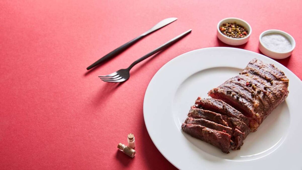 A pergunta sobre se a carne vermelha faz mal ao coração não tem uma resposta única. Afinal, estudos observacionais associam o consumo elevado de carne bovina, suína e de cordeiro, especialmente as versões gordas e processadas, a maior incidência de infarto, AVC e outros eventos cardiovasculares – depositphotos.com / AntonMatyukha