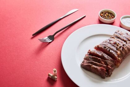 A pergunta sobre se a carne vermelha faz mal ao coração não tem uma resposta única. Afinal, estudos observacionais associam o consumo elevado de carne bovina, suína e de cordeiro, especialmente as versões gordas e processadas, a maior incidência de infarto, AVC e outros eventos cardiovasculares – depositphotos.com / AntonMatyukha
