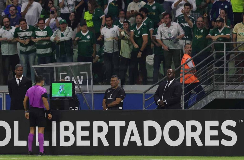 Imagem da noticia Conmebol divulga áudio do VAR em pênalti para o Palmeiras na Libertadores
