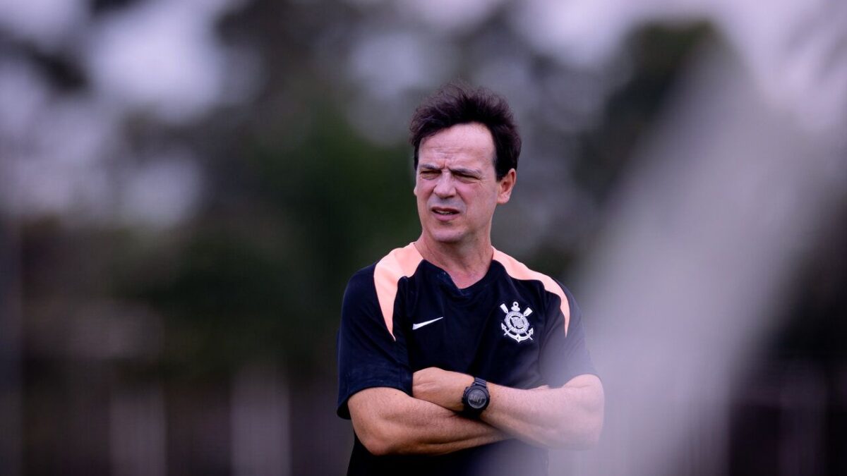 Imagem da noticia Diniz celebra estreia com vitória no Corinthians e avisa: ''Não peguei um deserto''