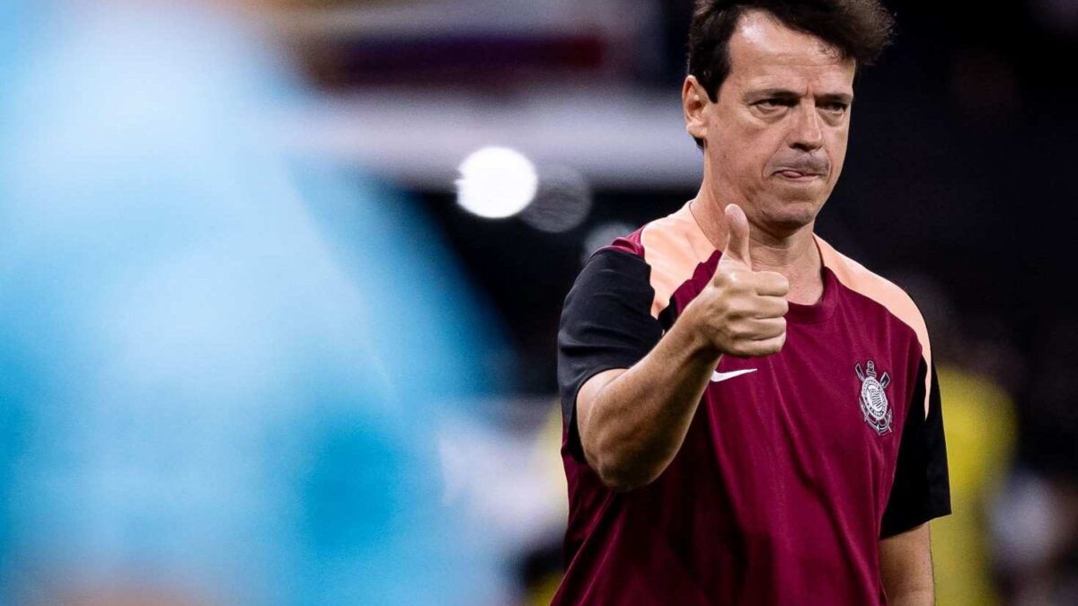 Imagem da noticia Diniz explica repetição na escalação do Corinthians: "Jogador não é só osso e músculo"
