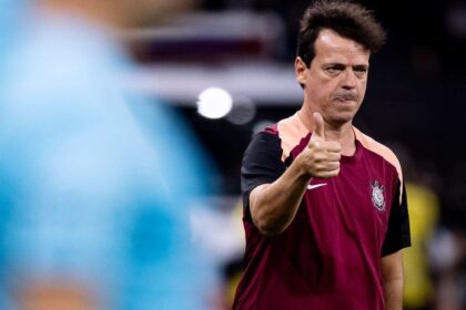 Imagem da noticia Diniz explica repetição na escalação do Corinthians: "Jogador não é só osso e músculo"