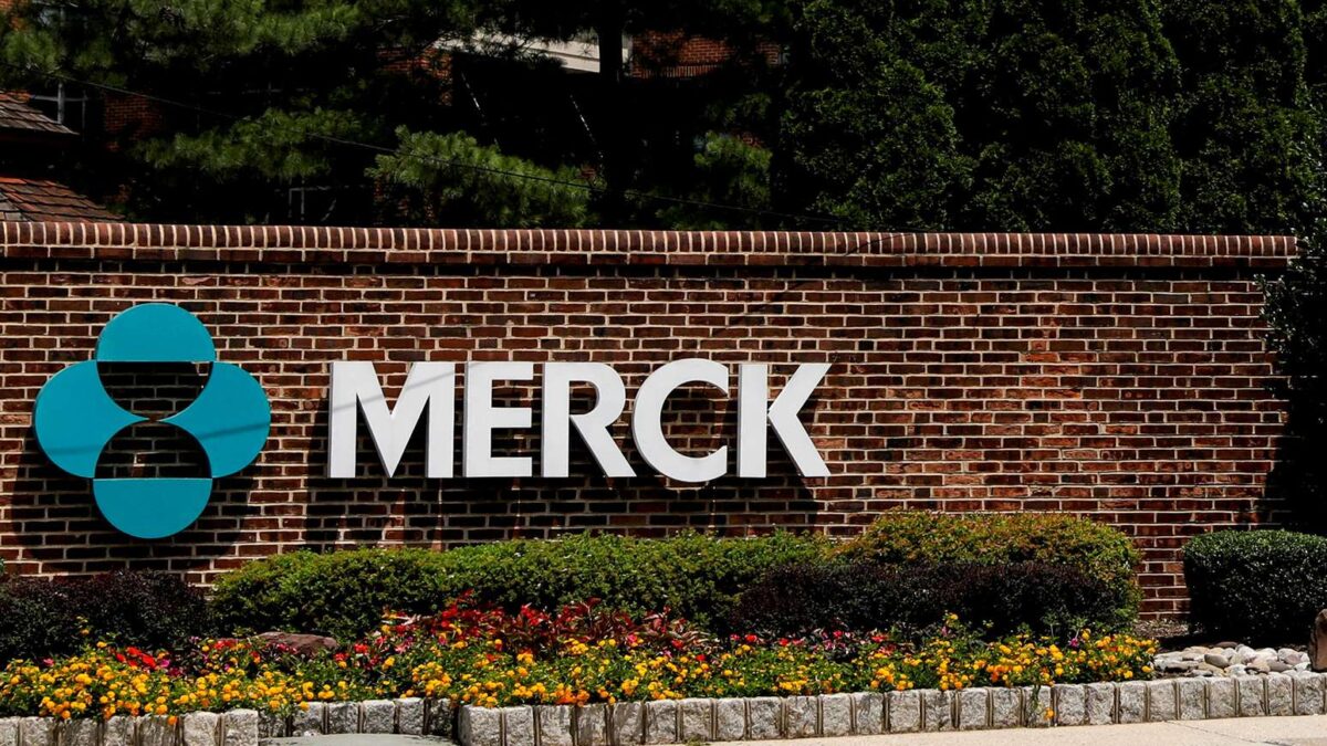 O logotipo da Merck é visto em um portão do campus da Merck & Co em Rahway, Nova Jersey 12 de julho de 2018