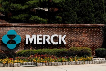 O logotipo da Merck é visto em um portão do campus da Merck & Co em Rahway, Nova Jersey 12 de julho de 2018