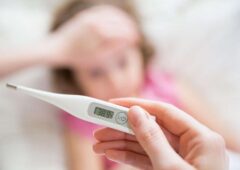 Cuidados simples ajudam a reduzir a febre e aliviar os sintomas sem uso de medicamentos