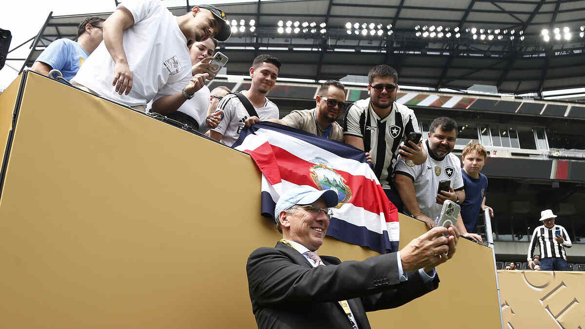 Imagem da noticia John Textor vive dia de "juízo final" no Botafogo