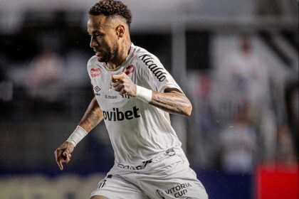 Imagem da noticia Neymar critica arbitragem após vitória do Santos: ''Quer mandar no jogo''