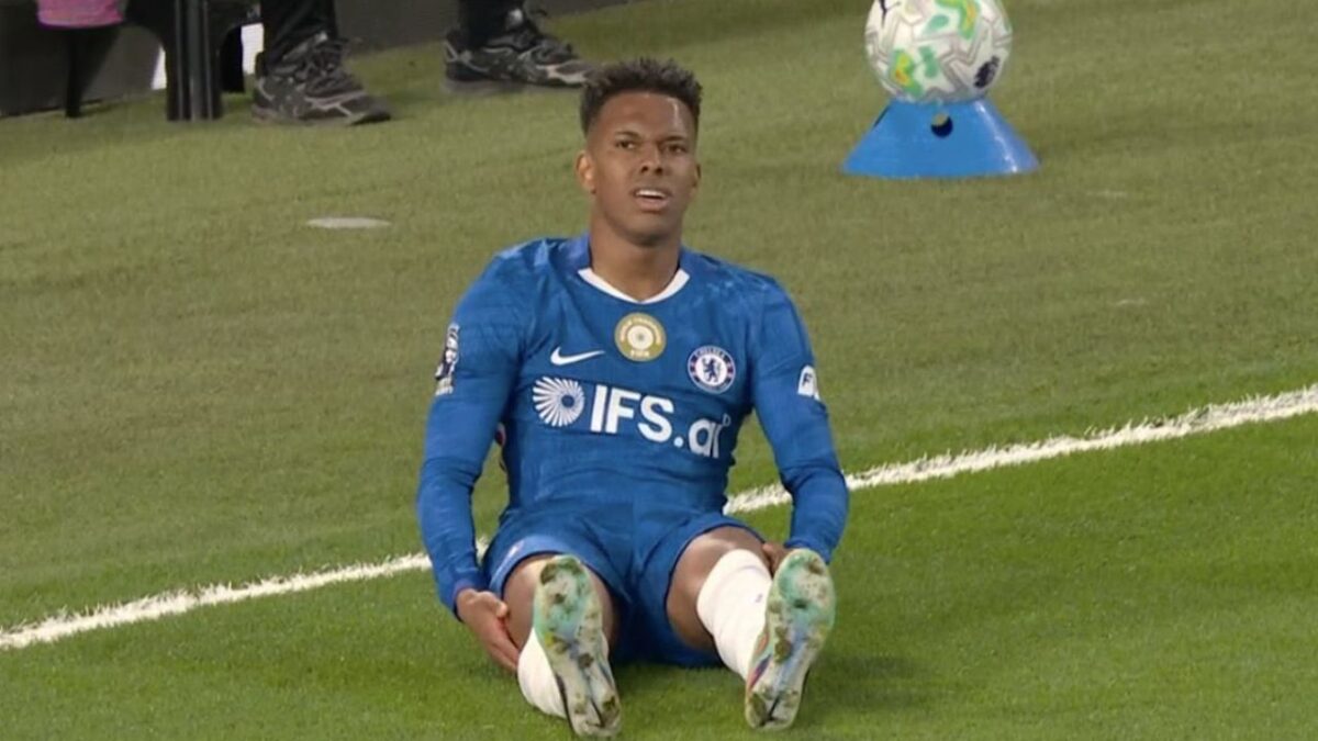 Imagem da noticia Problema para Ancelotti? Estêvão deixa campo mancando com apenas 12 minutos