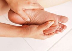 Dor no calcanhar ao acordar é um dos sinais clássicos da fascite plantar – depositphotos.com / paisan191