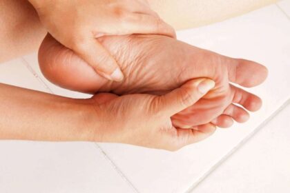 Dor no calcanhar ao acordar é um dos sinais clássicos da fascite plantar – depositphotos.com / paisan191