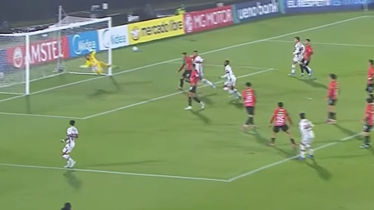 Imagem da noticia QUASE! Ferreirinha acerta belo chute e por pouco não marca para o São Paulo