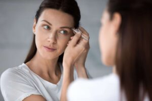 Sobrancelhas ralas podem revelar sinais importantes sobre a saúde do corpo