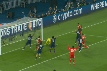 Imagem da noticia Upamecano aproveita bola parada e desconta para o Bayern na Champions