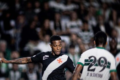 Imagem da noticia Vasco cede empate ao Coritiba no fim e perde chance de colar no G4