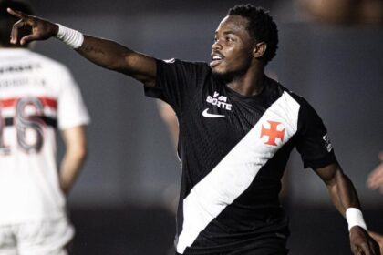 Imagem da noticia Vasco vence São Paulo de virada em noite de homenagem a Dinamite