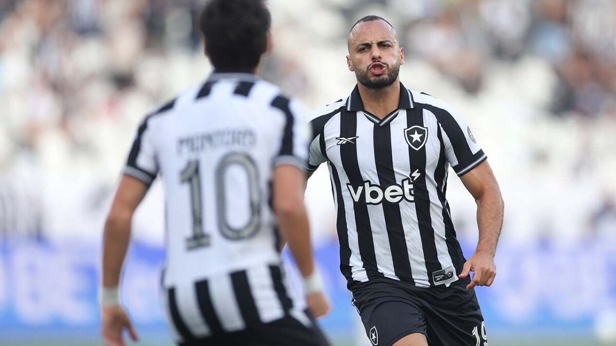 Imagem da noticia Com hat-trick de Arthur Cabral, Botafogo vence Corinthians no Nilton Santos