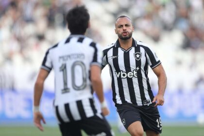 Imagem da noticia Com hat-trick de Arthur Cabral, Botafogo vence Corinthians no Nilton Santos