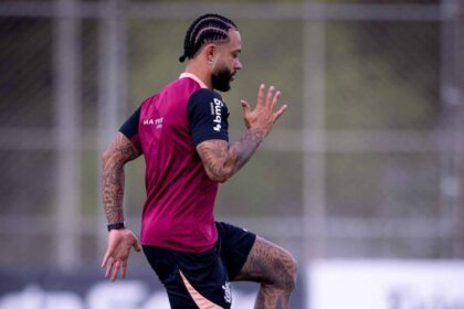 Imagem da noticia Corinthians inicia semana com expectativa por retorno de Depay