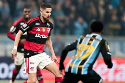 Imagem da noticia Dupla de volantes desfalca o Flamengo contra o Athletico