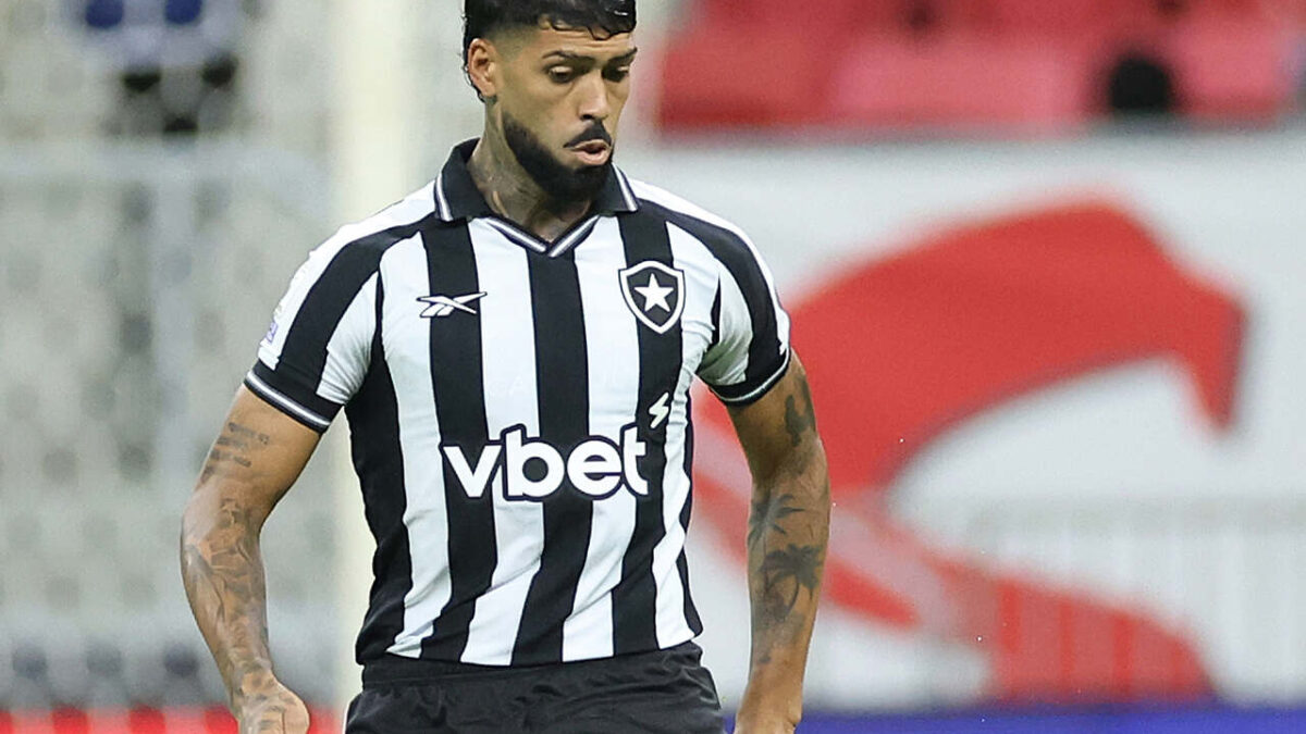 Imagem da noticia Em negociações com o Palmeiras, Barboza fica fora de relacionados do Botafogo