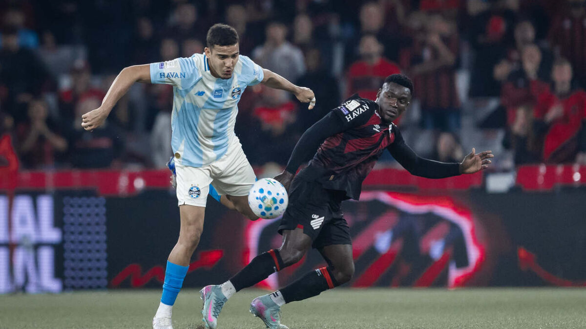 Imagem da noticia Entre fumaça e expulsões, Athletico e Grêmio empatam sem gols na Arena da Baixada