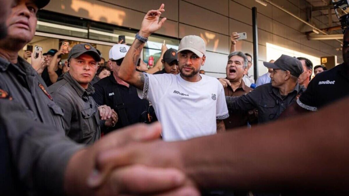 Imagem da noticia Neymar é ovacionado, e Santos desembarca com festa em Ponta Porã