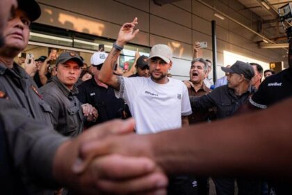 Imagem da noticia Neymar é ovacionado, e Santos desembarca com festa em Ponta Porã