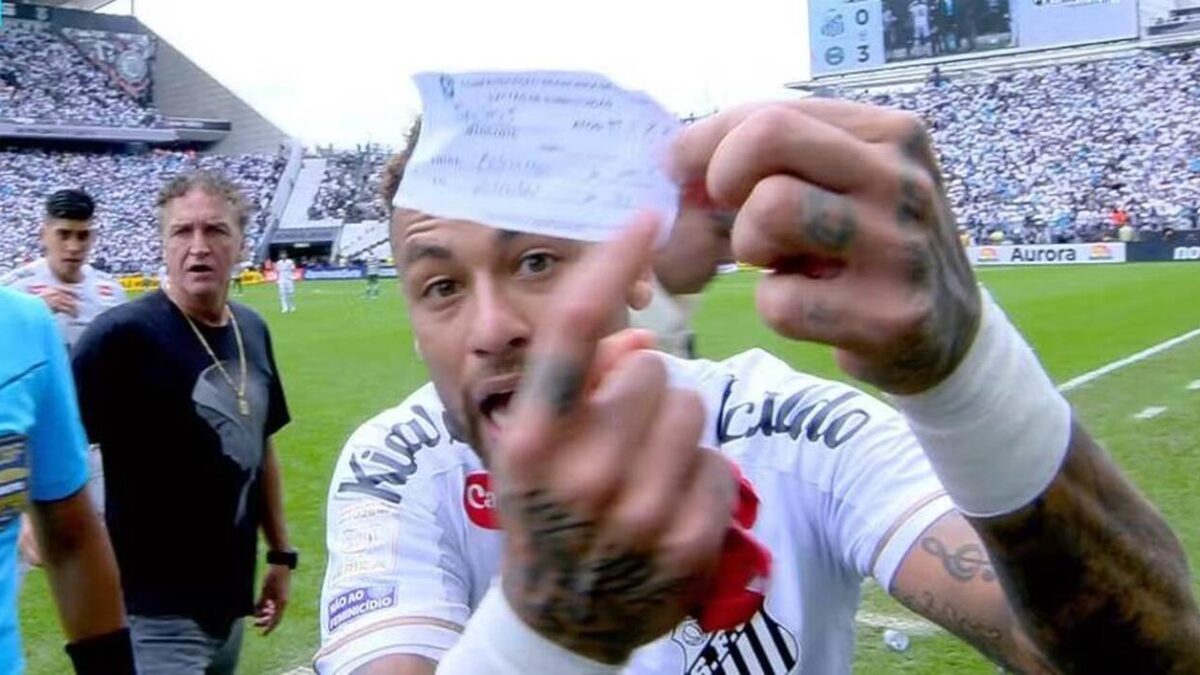 Imagem da noticia Neymar é substituído por engano e se revolta em jogo do Santos